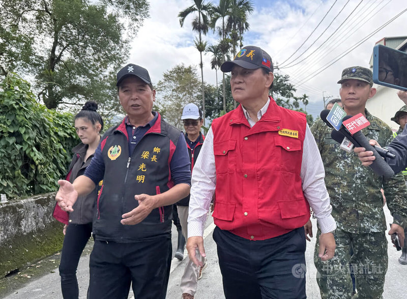 颱風鳳凰造成花蓮馬太鞍溪洪災,行政院政務委員季連成(右2)15日至萬榮鄉明利村視察災情,萬榮鄉長梁光明(前左)說明受災情形。中央社記者張祈攝 114年11月15日