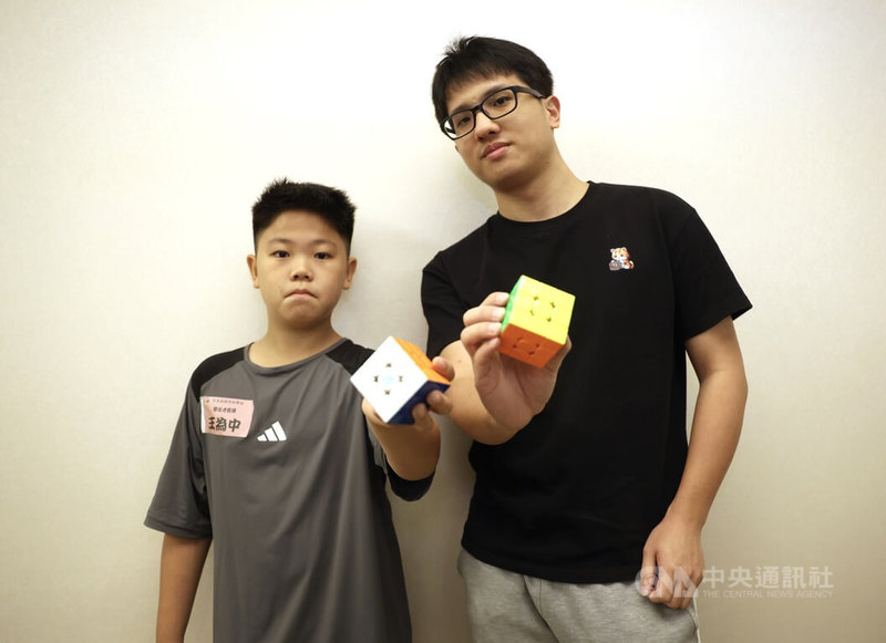 11歲王小弟(左)沒有被罕見粒線體疾病MELAS症候群打敗,勇敢踏上魔術方塊競賽征途,在教練鍾肇哲(右)眼中,王小弟超級有毅力,這也是跟其他孩子最大不同之處。中央社記者趙世勳攝 114年11月15日