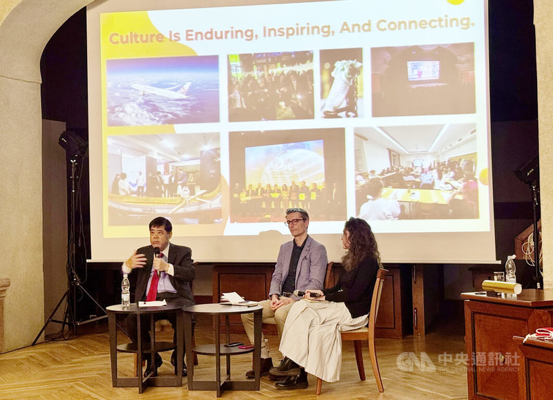 駐捷克代表陳立國（左）13日在捷克最高學府查理大學發表演講，並與查理大學宗教人類學者田雅各（中）、記者Jana Václavíková（右）座談。中央社記者劉郁葶布拉格攝  114年11月15日