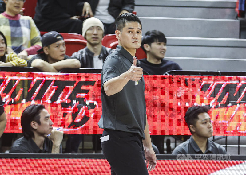 台灣職業籃球大聯盟(TPBL)新北國王15日例行賽與台北台新戰神在台北和平籃球館交手,暫代國王總教練的「胖總」洪志善(中)在場邊指揮調度。中央社記者鄭清元攝 114年11月15日