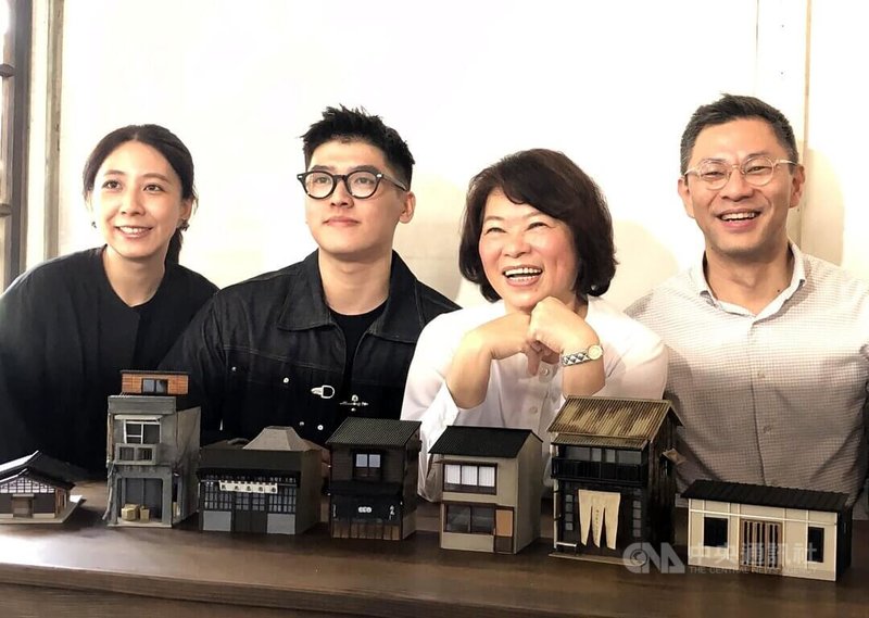 嘉義市政府15日辦理「嘉有木屋」第3期木造建築整建維護的開幕活動,市長黃敏惠(右2)參觀「微型木屋展」,並與作者許浩偉(左2)等人合影。中央社記者黃國芳攝 114年11月15日