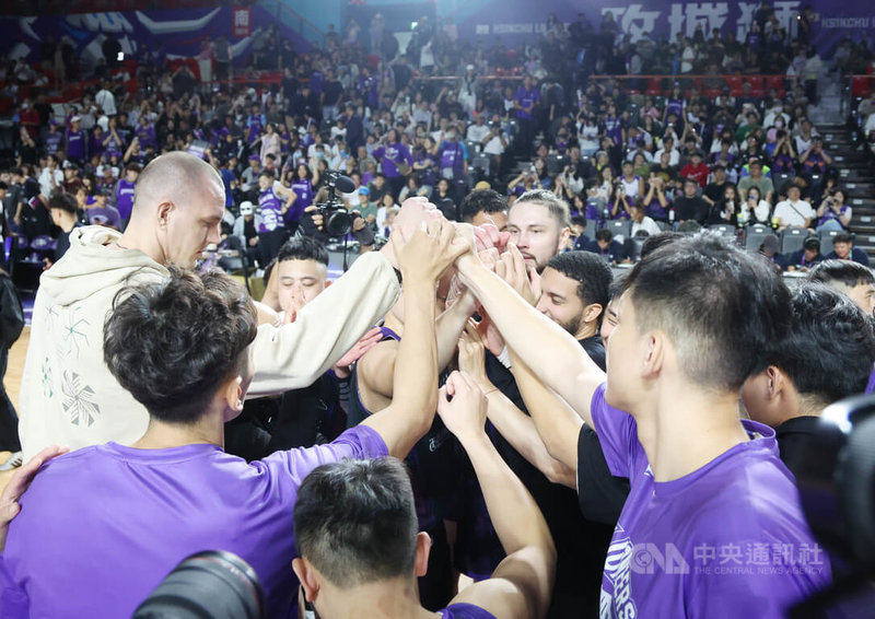 台灣職業籃球大聯盟（TPBL）新竹御嵿攻城獅與新北中信特攻15日下午在新竹縣體育館交手，終場由攻城獅以102比85拿下勝利，賽後選手在場中集氣。中央社記者張新偉攝　114年11月15日