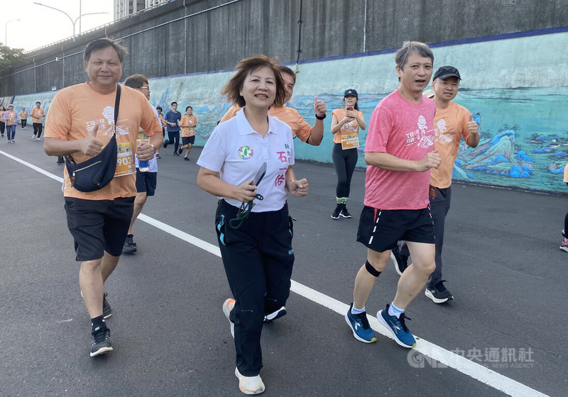 第11屆新北市工安盃路跑15日在板橋區華江河濱公園登場,勞工局長陳瑞嘉(前右)與民進黨籍新北市議員石一佑(前左)也親自下場參與,盼鼓勵市民養成規律運動,兼顧健康與工安意識。中央社記者黃旭昇新北市攝 114年11月15日