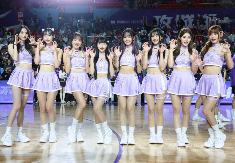 台灣職業籃球大聯盟（TPBL）新竹御嵿攻城獅隊15日舉行主場開幕戰，專屬啦啦隊Muse Girls慕獅女孩齊聚應援，2名韓籍新成員鄭熙靜（左2）、李藝斌（右2）首度亮相主場，開心與球迷互動。中央社記者張新偉攝　114年11月15日