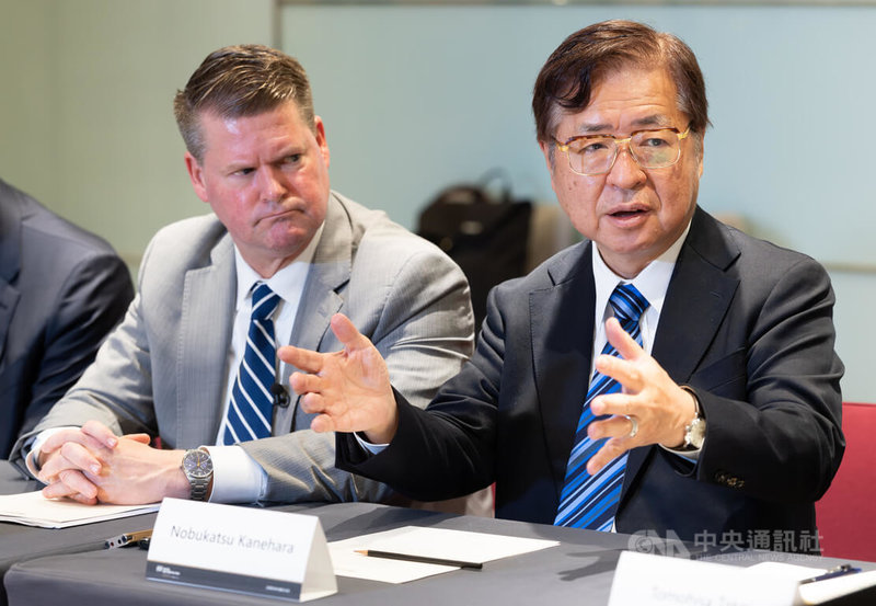 美國防部前助理部長薛瑞福(左)、笹川平和財團常務理事兼原信克。中央社記者謝佳璋攝 114年11月15日