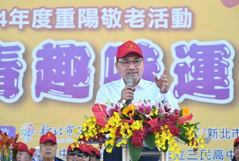 新北市長侯友宜（前）15日在中和區錦和運動公園，出席114年度新北市長青趣味運動大會，並登台致詞。（新北市府新聞局提供）中央社記者黃旭昇新北市傳真　114年11月15日