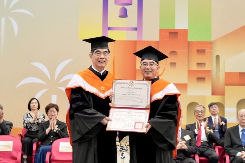 台灣大學15日慶祝97年校慶,由台大校長陳文章(右)頒發名譽博士學位給光寶科技創辦人宋恭源(左)。(台大提供)中央社記者陳至中台北傳真 114年11月15日