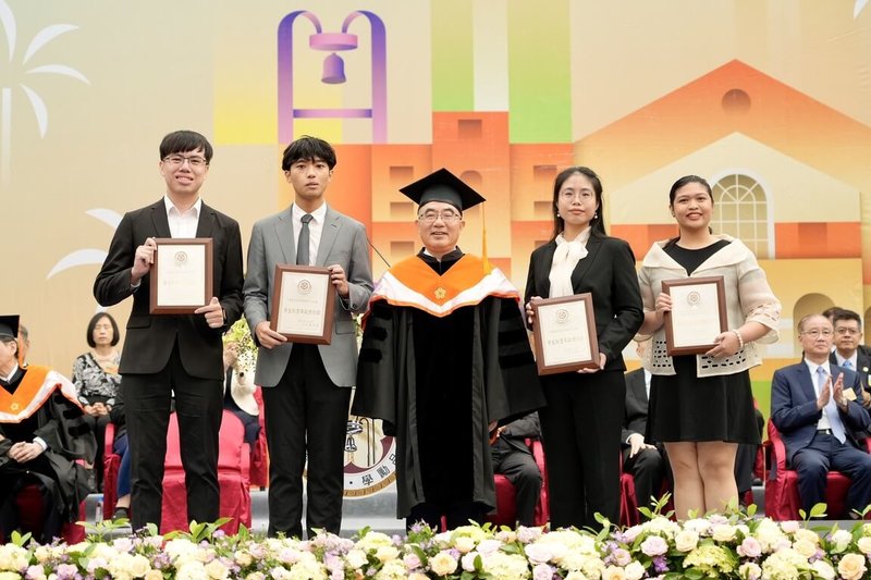 台灣大學15日頒發「學生社會奉獻特別獎」,左起獲獎者謝佳珩、利昱翰、台大校長陳文章、獲獎者侯惠珠、雷元妠同學 (Mariana Gabrielle Cangco Reyes)。(台大提供)中央社記者陳至中台北傳真 114年11月15日