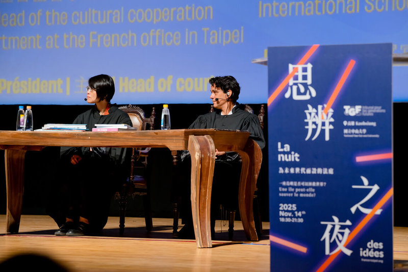 法國在台協會14日攜手國立中山大學舉辦法國「思辨之夜（La Nuit des Idées）」，活動邀集台法專家、市民、學生參與，共500人加入跨文化對話，展現台法多元包容精神。（高雄市行國處提供）中央社記者林巧璉傳真　114年11月15日