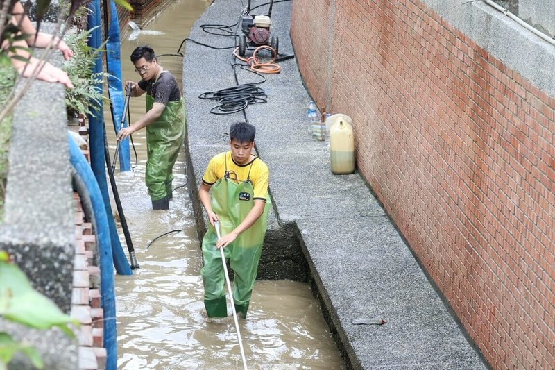 颱風鳳凰日前挾豪雨重創宜蘭蘇澳地區，知名蘇澳冷泉園區、阿里史冷泉2處災情慘重，大量泥水擱置池中，營運全面停擺，估計復原時間恐需1個月。（蘇澳鎮公所提供）中央社記者沈如峰宜蘭縣傳真　114年11月15日