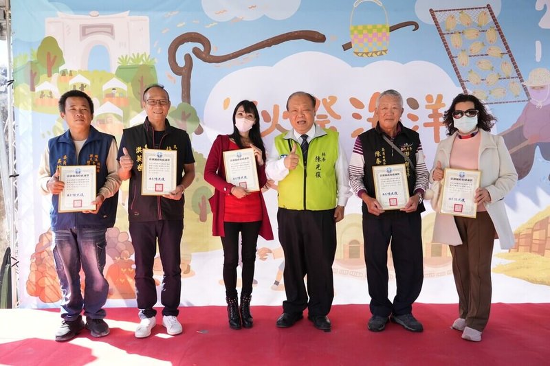 「2025澎湖秋祭海洋文藝市集」15日在馬公金龜頭礮台文化園區熱鬧登場,澎湖縣長陳光復(右3)到場同樂之餘,也頒獎表揚「文化資產古蹟管理維護優良示範點」獲選者。(澎湖縣政府提供)中央社 114年11月15日