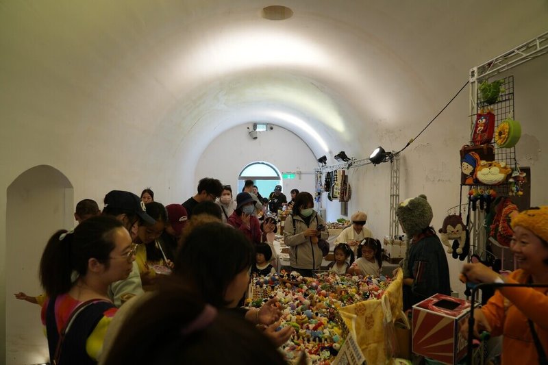 「2025澎湖秋祭海洋文藝市集」15日在馬公金龜頭礮台文化園區登場，匯聚40家美食及文創攤商、3組表演團體，吸引不少民眾到場參觀走訪。（澎湖縣政府提供）中央社　114年11月15日