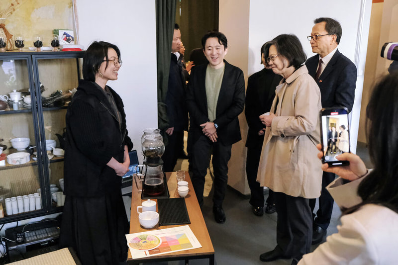 前總統蔡英文（前右）訪德期間到訪柏林文化空間P60，由鹿野茶坊團隊介紹如何在歐洲推廣台灣茶文化。提到「天馬茶坊」的一段歷史，蔡英文頻點頭表示知道。（Wooehmoeh Films提供）中央社記者林尚縈柏林傳真　114年11月15日