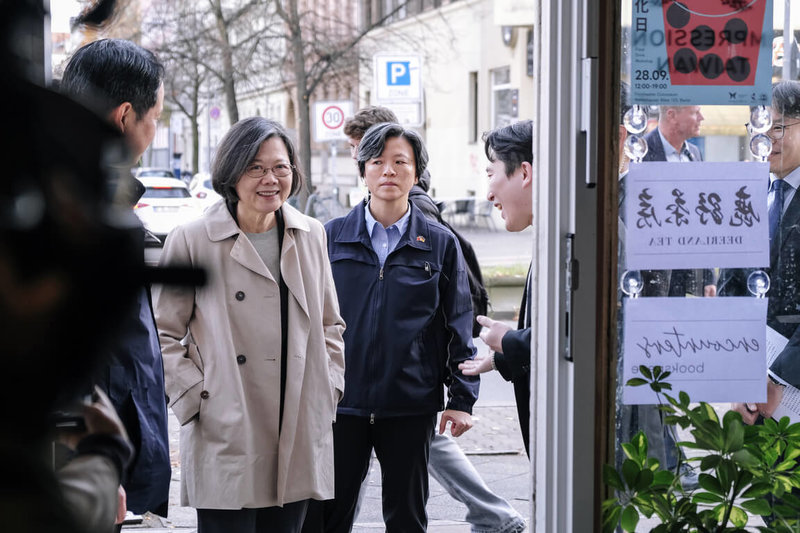 前總統蔡英文近日訪問德國期間，到訪柏林由台港青年共同經營的文化空間P60，與團隊交流海外推廣台灣文化的經驗。（Wooehmoeh Films提供）中央社記者林尚縈柏林傳真　114年11月15日