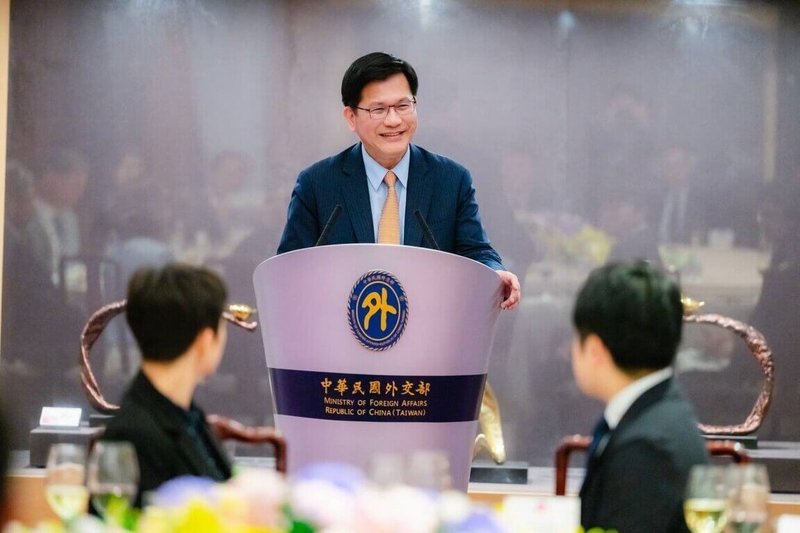 外交部長林佳龍14日款宴來台參與遠景基金會舉辦的「台美日三方兵棋推演會議」美日專家學者訪問團。（外交部提供）中央社記者吳書緯傳真 114年11月15日