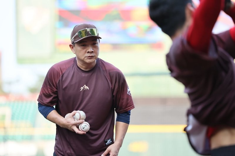 2025亞洲冬季棒球聯盟台灣山林隊15日迎戰日職聯隊，台灣山林從落後到逆轉，終場以8比6搶勝，總教練彭政閔（圖）也拿下冬盟執教首勝。（中華職棒提供）中央社記者謝靜雯傳真　114年11月15日