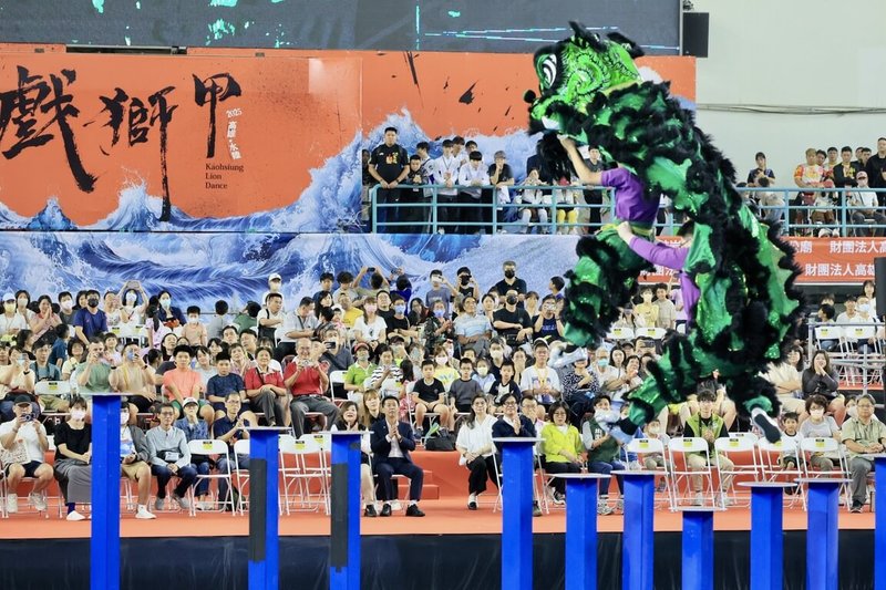 2025高雄水陸戲獅甲15日起一連2天熱鬧展開，15日率先在高雄市立國際游泳池進行「水上跳」賽事，各國頂尖獅隊躍上深水樁陣，舞出精彩氣勢。（高雄市政府提供）中央社記者張已亷傳真　114年11月15日