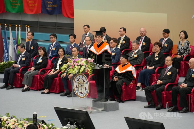 台灣大學15日慶祝97年校慶，頒發名譽博士學位給光寶科技創辦人宋恭源（前中），肯定他作為台灣光電產業先驅，推動永續經營，長期致力於公益與教育。中央社記者陳至中台北攝　114年11月15日