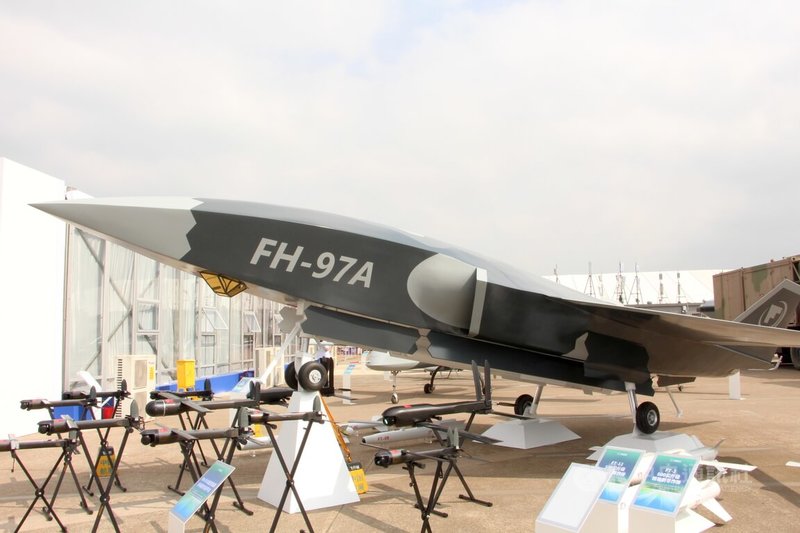 中國研發及服役的忠誠僚機型號眾多,圖為珠海航展展出可與殲-20(J-20)匿蹤戰機協同作戰的飛鴻-97A(FH-97A)匿蹤攻擊無人機,以及所搭配的眾多小型自殺無人機。中央社記者陳亦偉攝 114年11月15日