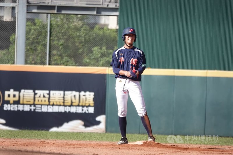 2025年第13屆黑豹旗全國高中棒球大賽持續展開，桃園市平鎮高中15日出賽搶勝晉級16強，先發打序高一野手曾乙喆（圖）全場貢獻2安2打點。中央社記者謝靜雯攝　114年11月15日