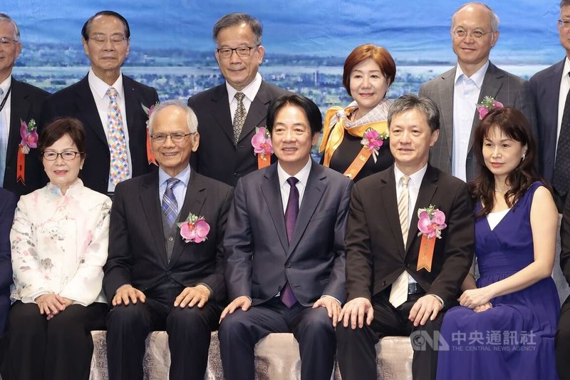 「台北市宜蘭縣同鄉會第20屆第2次會員大會」15日舉行,總統賴清德(前中)應邀出席,與名譽理事長游錫堃(前左2)、理事長林吉祥(前右2)等人合影留念。中央社記者翁睿坤攝 114年11月15日