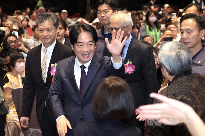 總統賴清德(前中)15日晚間受邀出席「台北市宜蘭縣同鄉會第20屆第2次會員大會」,離去時面露笑容和現場民眾揮手致意。中央社記者翁睿坤攝 114年11月15日