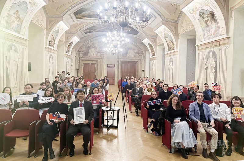 駐捷克代表陳立國（前排左2）13日在捷克查理大學發表演講，分享個人的職涯經歷，以及台灣的民主、經濟繁榮與戰略價值，吸引近百位學生參加。中央社記者劉郁葶布拉格攝  114年11月15日