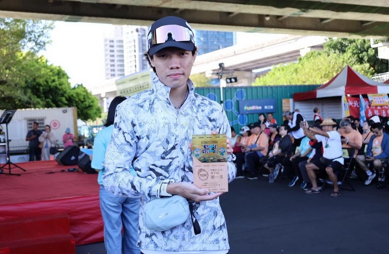 第11屆新北市工安盃路跑15日上午在板橋區華江河濱公園登場,從日本來台、目前從事補教工作的吉田智裕(前)成功取得競賽10K男子組第一名。(新北市勞工局提供)中央社記者黃旭昇新北市傳真 114年11月15日