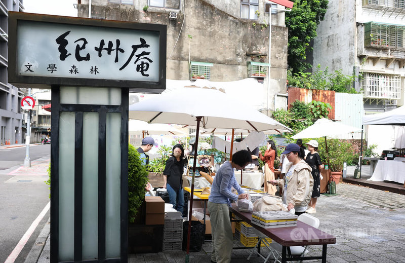 紀州庵文學森林迎來14週年館慶，集結手作職人、獨立品牌推出文創市集，15日吸引民眾到場參觀。中央社記者謝佳璋攝　114年11月15日