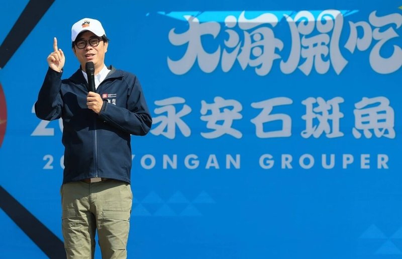 立法院會14日再度三讀通過財劃法修正案，高雄市長陳其邁（圖）15日出席永安石斑魚節開幕活動，會前聯訪時說，真的覺得很遺憾，財劃法第一次錯誤修法造成嚴重後果，第二次也沒有改善。（高雄市新聞局提供）中央社記者林巧璉傳真　　114年11月15日