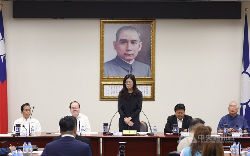 圖為國民黨主席鄭麗文（中）12日首次主持中常會。（中央社檔案照片）