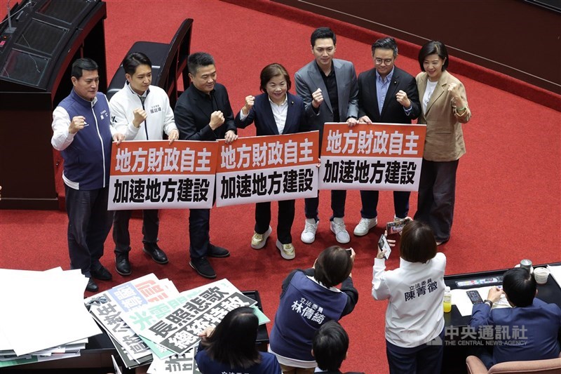 圖為立法院14日再次三讀通過財劃法修正案，國民黨立委合影。（中央社檔案照片）