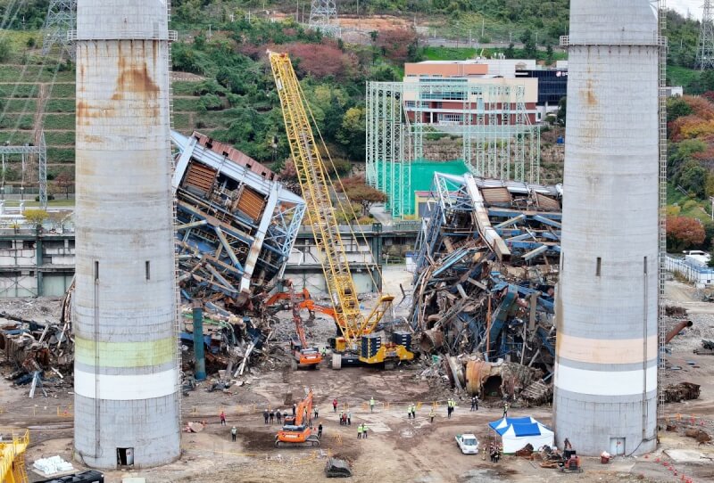 圖為12日下午搜救人員以重型機具開闢救援通道。（韓聯社）