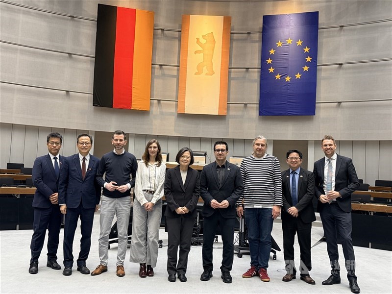 圖為前總統蔡英文（中）參訪柏林邦議會議場。（中央社檔案照片）