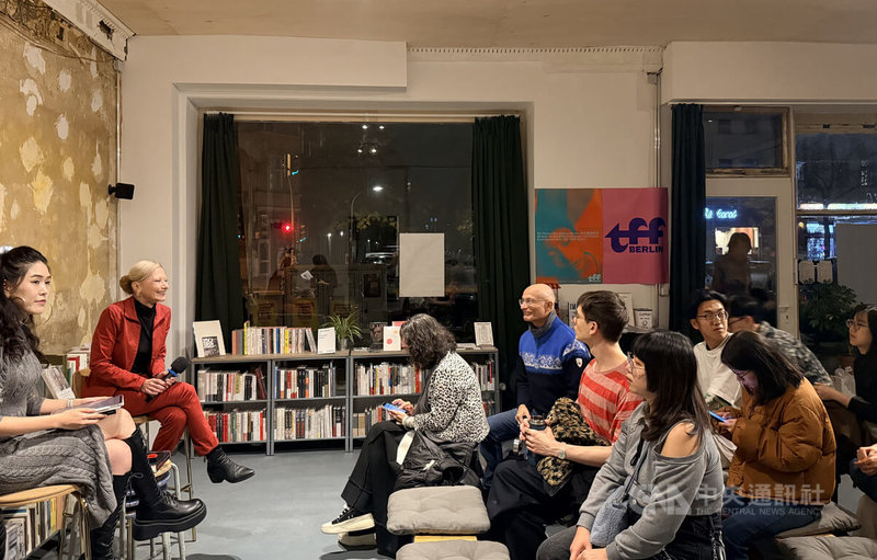 今年10月法蘭克福書展期間，P60同步在柏林舉行座談會，邀請台灣作家蕭瑋萱（左1）與譯者白嘉琳（Karin Betz，左2）透過犯罪小說「成為怪物以前」德譯本，向當地讀者介紹台灣文化。中央社記者林尚縈柏林攝　114年11月15日