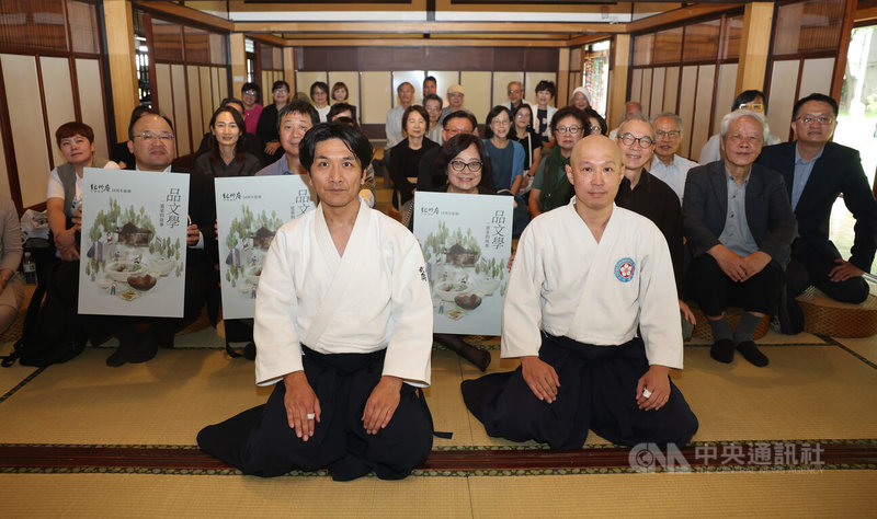 紀州庵文學森林14週年館慶15日熱鬧登場,與會貴賓在開幕記者會合影。中央社記者謝佳璋攝 114年11月15日
