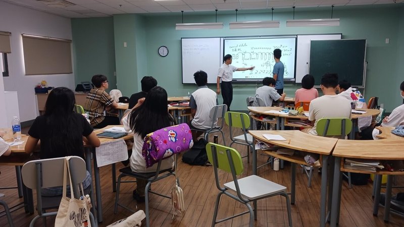 越華國際學校自8月起開辦「週末科學營」,聘請多位博士設計課程,包括程式編寫與人工智慧,開放胡志明市台灣學校等外校同學參與,師資、設備充足,深獲同學喜愛。(謝明輝提供)中央社記者曾婷瑄河內傳真 114年11月15日