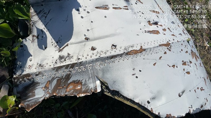 台東縣綠島鄉民田鴻銘15日下午前往流麻溝和柴口海邊時發現2塊複合材料片,類似飛機蒙皮或火箭殘骸,已通知海巡人員到場檢視。(田鴻銘提供)中央社記者盧太城台東傳真 114年11月15日