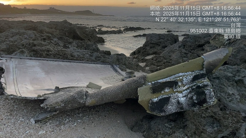 台東縣綠島鄉流麻溝和柴口岸際15日出現2塊複合材料片,發現者已通知海巡到場檢視,海巡人員16日將派員將複合材料片搬到安檢所,並通知軍方人員。(田鴻銘提供)中央社記者盧太城台東傳真 114年11月15日