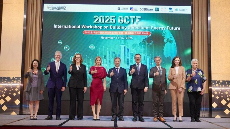 GCTF能源韌性國際研習營日前開幕，外交部政務次長陳明祺（右4）、經濟部長龔明鑫（中）跟與會外國駐台代表處人員合影。（外交部提供）中央社記者吳書緯傳真　114年11月15日