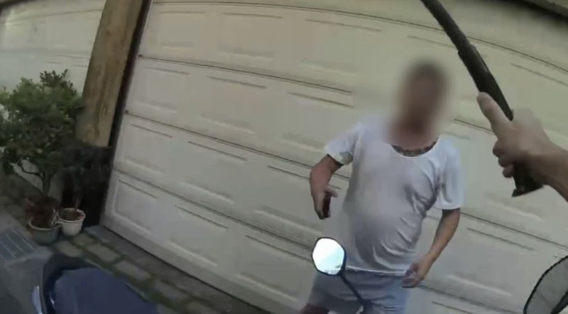 24歲李姓通緝犯15日在高雄市苓雅區遭警方盤查後逃逸，過程中企圖搭友人車輛逃跑，遭警方當場攔停，但該車卻涉嫌衝撞警用機車，隨後警方對空鳴2槍嚇阻，李男接續下車徒步逃逸，在興中二路巷內遭逮，全案逮捕4人依法送辦。（高雄市政府警察局苓雅分局提供）中央社記者張已亷傳真 114年11月15日