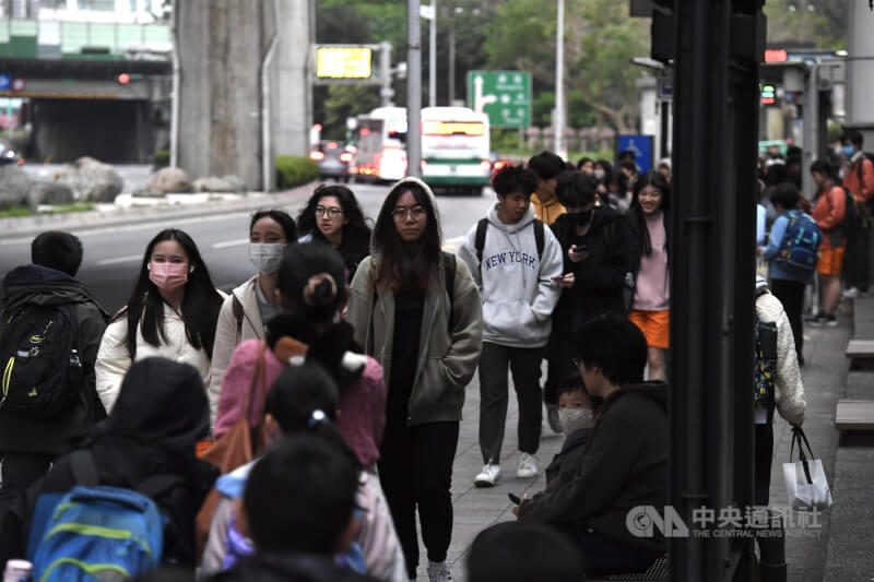 圖為北市內湖區街頭往來人潮。（中央社檔案照片）