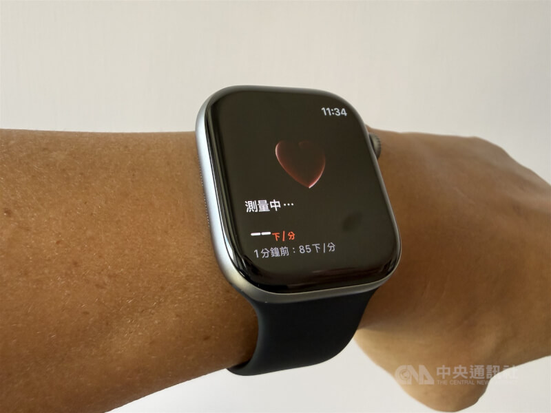 圖為蘋果Apple Watch Series 11智慧手錶正測量使用者心率。（中央社檔案照片）
