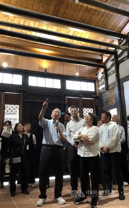 嘉義市政府15日辦理「嘉有木屋」第3期木造建築整建維護的開幕活動，市長黃敏惠（前右）參觀170餘年楊家老屋修復後樣貌，深感老屋找回靈魂生命力。中央社記者黃國芳攝　114年11月15日