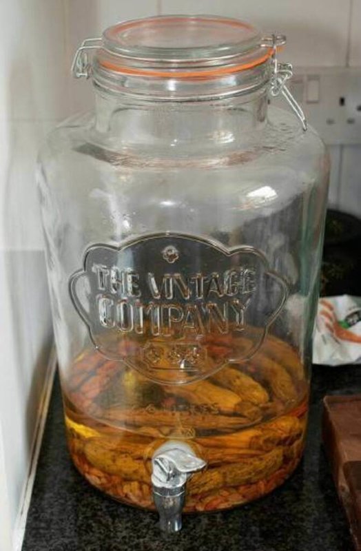 中國籍男子許超犯下性侵、偷拍等24項罪行,14日在倫敦遭法院判處無期徒刑。檢警表示,許超會在聯誼活動上供應賓客特調雞尾酒「生命之泉」,結合多種酒精飲料和中藥,意圖使人昏迷。(倫敦都會區警察局提供)中央社記者陳韻聿倫敦傳真 114年11月15日