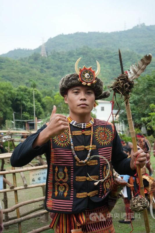 年僅16歲的賴仕銘(圖)是屏東縣來義鄉文樂部落2025年祖靈祭刺中命運球的人,他認為這是vuvu(祖靈)與母親給的訊息,接下來5年會過好每一天、好好讀書。中央社記者黃郁菁攝 114年11月15日
