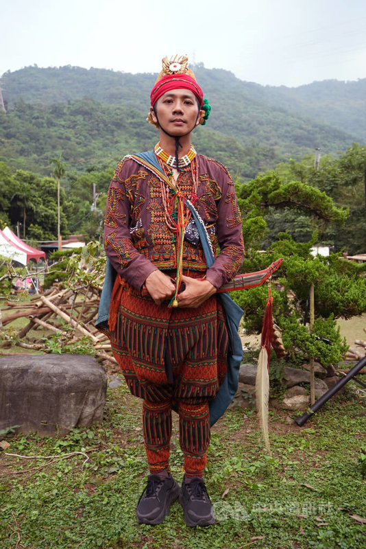 屏東縣來義鄉文樂部落迎祖靈祭15日進入正祭最終日,上屆刺中命運球的青年得陸.鳩浙恩澇(圖)分享,過去5年間,若有想做的事,他會去祖靈屋祈求,幸而整體順心,每年持續產出藝術製作、展覽,也常走出國際分享自身文化。中央社記者黃郁菁攝 114年11月15日