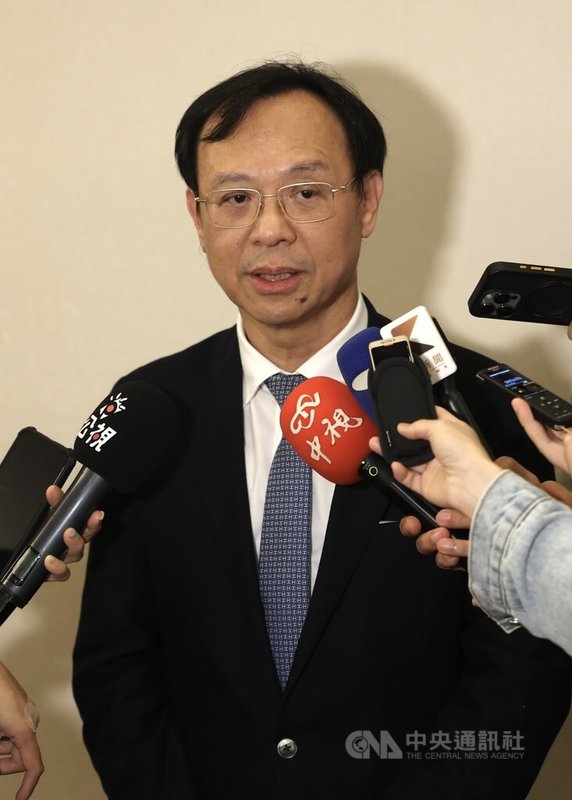 衛生福利部長石崇良（圖）15日下午在台北出席2025罕見疾病獎助學金頒獎典禮，接受媒體聯訪回應時事議題。中央社記者趙世勳攝　114年11月15日