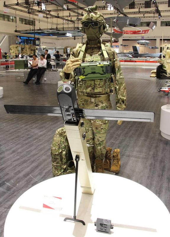 目前中國在自殺無人機/滯空彈藥領域顯著領先各國,圖為珠海航展展出、可由單兵攜行與發射的小型自殺無人機。中央社記者陳亦偉攝 114年11月15日