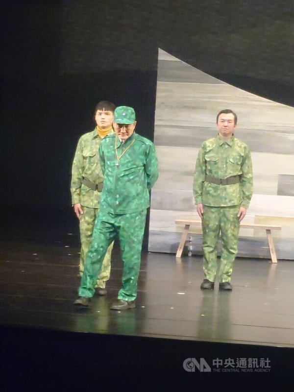 閩東語音樂劇「馬祖心情記事VII：拍楸」15日於南竿鄉首演，連江縣副縣長陳冠人（前）也在劇中擔綱民防隊指導員角色。中央社記者潘欣彤攝　114年11月15日